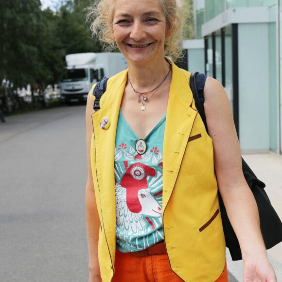 Exclusif - Corinne Masiero arrive aux studios de Radio France à Paris le 26 août 2020. © Panoramic / Bestimage