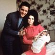 Elvis Presley et Priscilla après la naissance de leur fille Lisa-Marie en 1968.