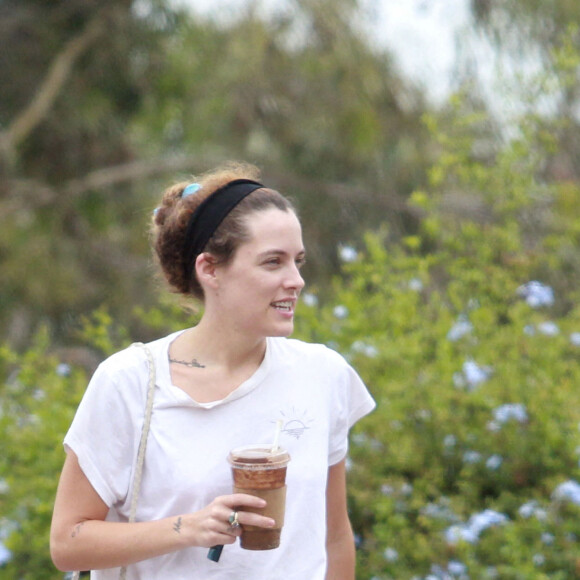 Exclusif - Riley Keough sur la plage de Malibu le 8 septembre 2020. La comédienne a un nouveau tatouage hommage à son frère décédé en juillet 2020, "Benjamin Storm". 
