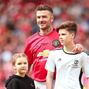 David Beckham avec ses enfants Romeo et Harper - David Beckham joue un match de charité commémoratif de la finale légendaire de Ligue des champions de 1999 à Manchester en Angleterre, le 26 mai 2019. 