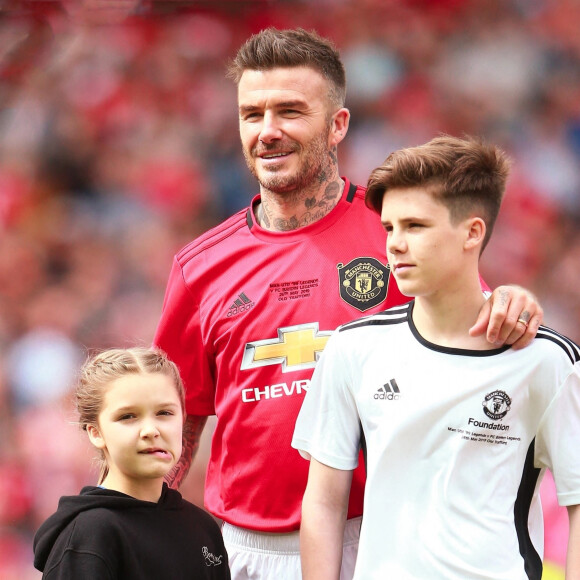 David Beckham avec ses enfants Romeo et Harper - David Beckham joue un match de charité commémoratif de la finale légendaire de Ligue des champions de 1999 à Manchester en Angleterre, le 26 mai 2019. 