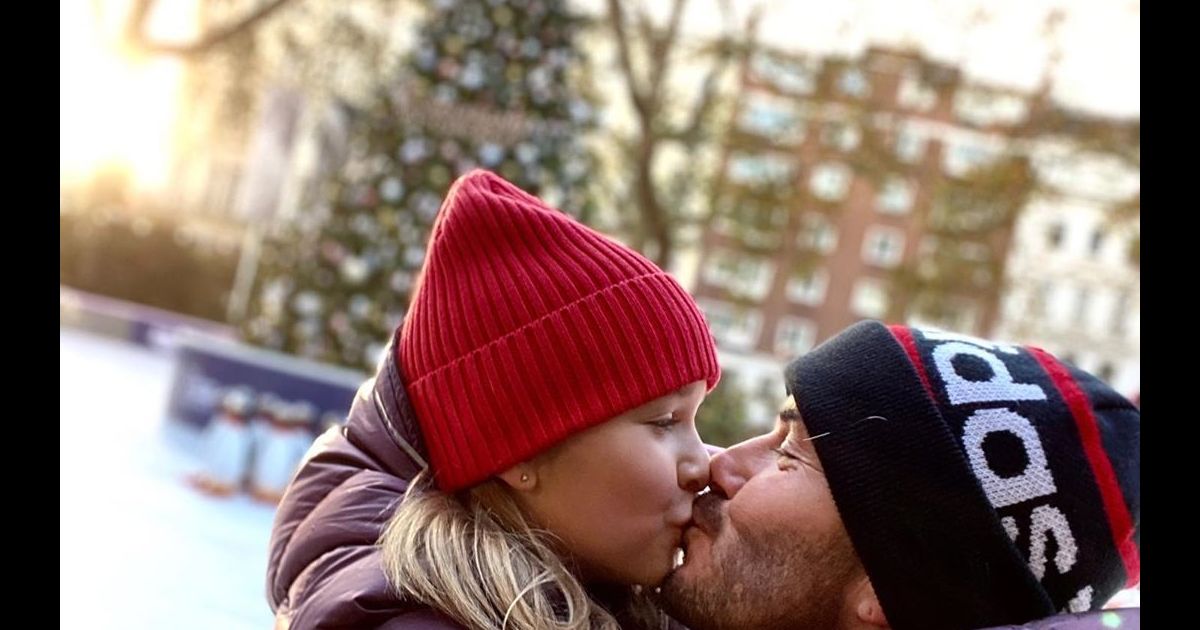David Beckham fait un bisous sur la bouche à sa fille Harper. Instagram, novembre 2019. Purepeople David Beckham fait un bisous sur la bouche à sa fille Harper. Instagram, novembre 2019. Purepeople
