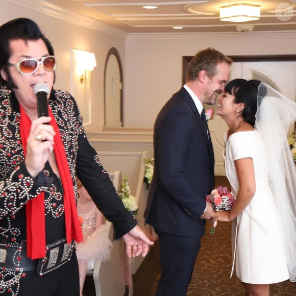 Lily Allen se marie à Las Vegas avec David Harbour devant un sosie d'Elvis.