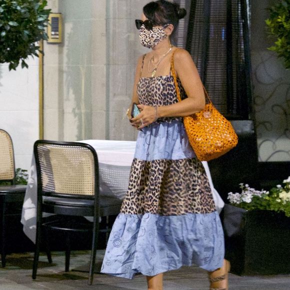 Exclusif - Lily Allen dîne en terrasse avec des amis à Londres, le 11 août 2020. A