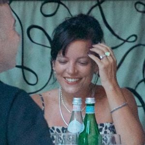 Exclusif - Lily Allen dîne en terrasse avec des amis à Londres, le 11 août 2020. Elle affiche sa bague de fiançailles.