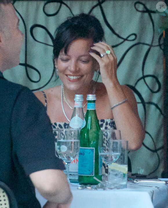 Exclusif - Lily Allen dîne en terrasse avec des amis à Londres, le 11 août 2020. Elle affiche sa bague de fiançailles.