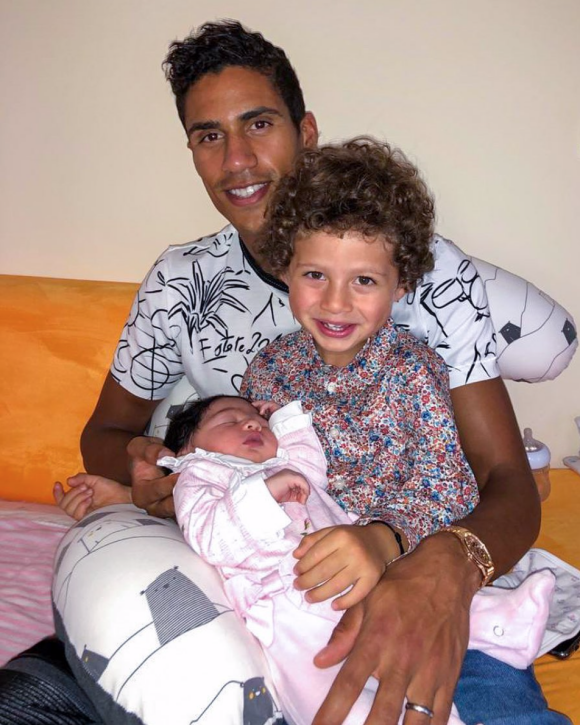 Raphaël Varane, papa pour la deuxième fois, pose avec son fils Ruben et sa fille, Anaïs.