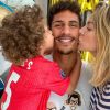 Raphaël Varane fête ses 27 ans avec sa femme Camille et leur fils Ruben le 25 avril 2020.
