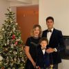 Raphaël Varane avec sa femme Camille et leur fils Ruben pour Noël. Le 24 décembre 2019.