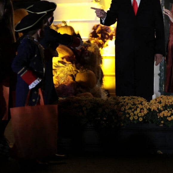 Le président des États-Unis Donald Trump et son épouse Melania Trump reçoivent des enfants déguisés à la Maison Blanche pour Halloween. Washington, le 25 octobre 2020.