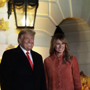 Le président des États-Unis Donald Trump et son épouse Melania Trump reçoivent des enfants déguisés à la Maison Blanche pour Halloween. Washington, le 25 octobre 2020.