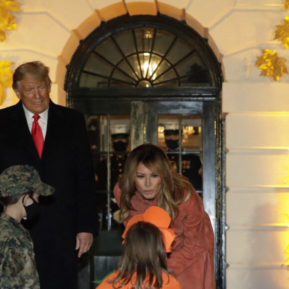 Le président des États-Unis Donald Trump et son épouse Melania Trump reçoivent des enfants déguisés à la Maison Blanche pour Halloween. Washington, le 25 octobre 2020.