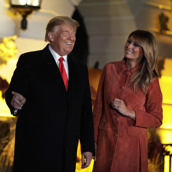 Le président des États-Unis Donald Trump et son épouse Melania Trump reçoivent des enfants déguisés à la Maison Blanche pour Halloween. Washington, le 25 octobre 2020.