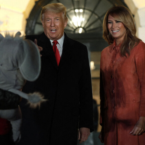 Le président des États-Unis Donald Trump et son épouse Melania Trump reçoivent des enfants déguisés à la Maison Blanche pour Halloween. Washington, le 25 octobre 2020.