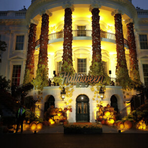 Le président des États-Unis Donald Trump et son épouse Melania Trump reçoivent des enfants déguisés à la Maison Blanche pour Halloween. Washington, le 25 octobre 2020.