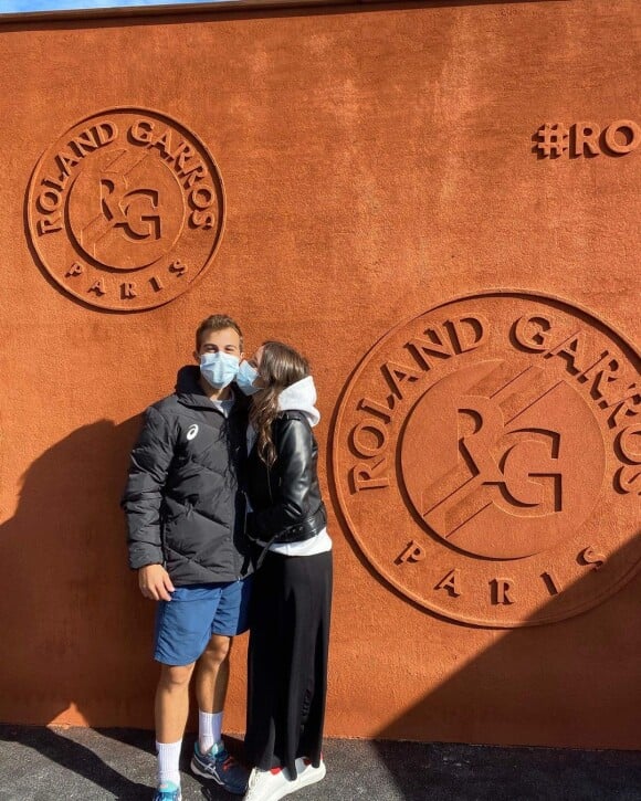 Hugo Gaston a publié une photo avec sa compagne Laetitia sur sa page Instagram le 21 octobre 2020. Elle avait été prise lors de sa participation au tournoi de Roland-Garros.