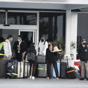 Exclusif - Amis - Kim Kardashian et sa famille atterrissent à LAX après avoir célébré son 40ème anniversaire à Tahiti. Los Angeles, le 26 octobre 2020.