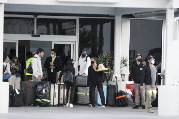 Exclusif - Amis - Kim Kardashian et sa famille atterrissent à LAX après avoir célébré son 40ème anniversaire à Tahiti. Los Angeles, le 26 octobre 2020.