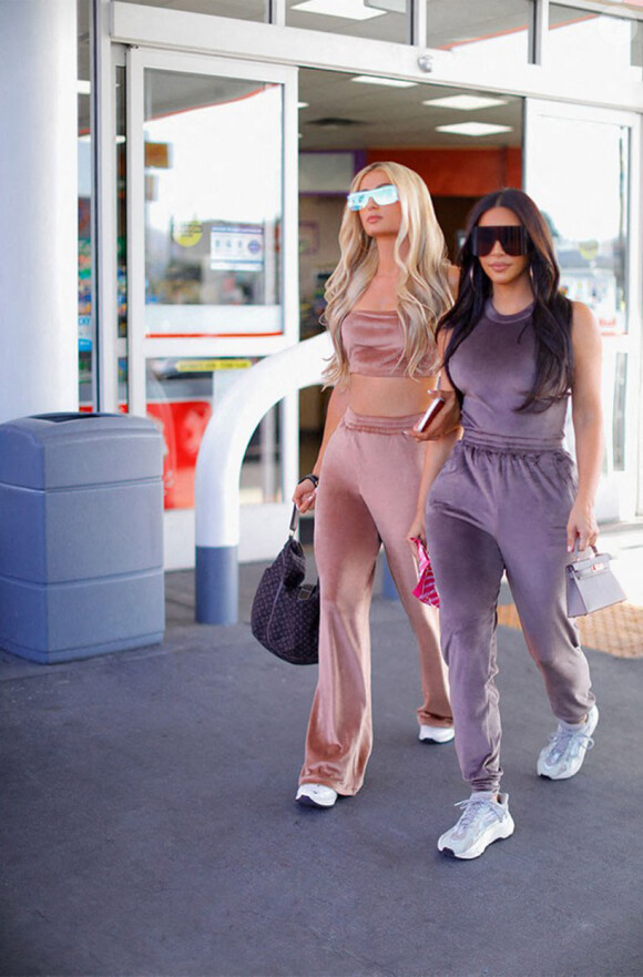 Kim Kardashian et Paris Hilton posent pour la nouvelle campagne "paparazzi Style" de SKIMS. Le 19 octobre 2020 