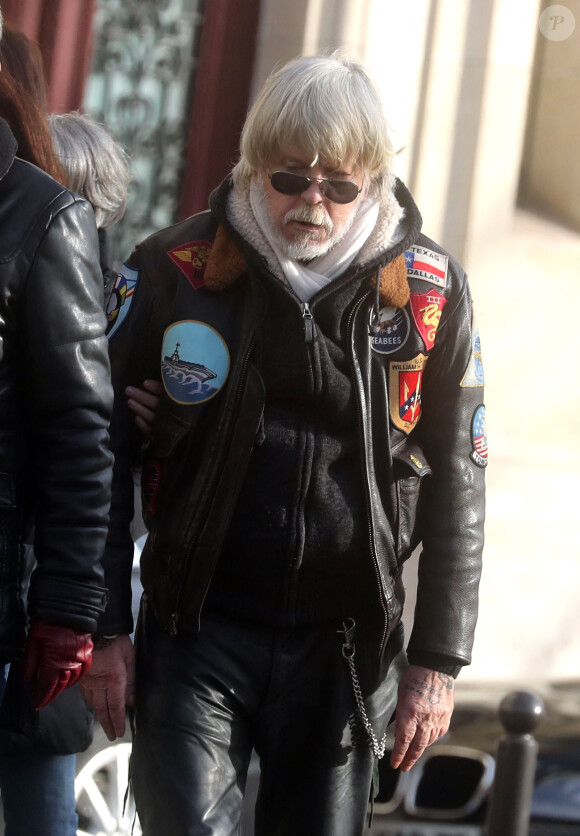 Info - Le chanteur Renaud hospitalisé - Le chanteur Renaud - Obsèques de Thierry Séchan frère du chanteur Renaud) au cimetière du Montparnasse à Paris le 16 janvier 2019. Après une cérémonie au temple protestant Port Royal, la famille de T. Séchan s'est retrouvée dans un immeuble avant de se rendre au cimetière du Montparnasse.