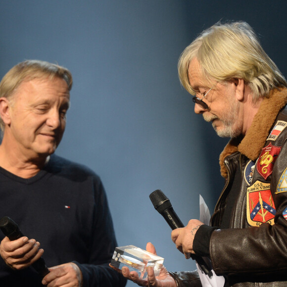 David Séchan remet le Prix Spécial de la Sacem à son frère le chanteur Renaud (Renaud Séchan) - Grand Prix Sacem 2018 à la salle Pleyel à Paris présenté par V. Dedienne, le 10 décembre 2018. © Veeren/Bestimage