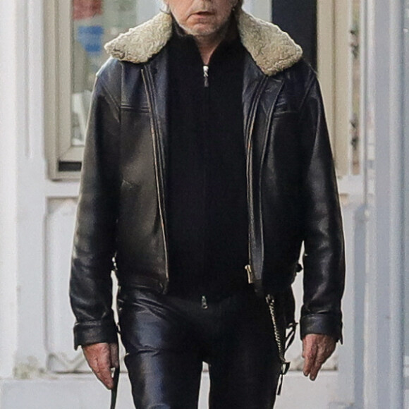Info - Le chanteur Renaud hospitalisé - Exclusif - Prix Spécial - No Web - Le chanteur Renaud retire de l'argent à un distributeur et donne un billet à un mendiant à Paris le 13 février 2017. Renaud vient d'être désigné comme meilleur artiste masculin de l'année à la cérémonie des Victoires de la musique 2017.