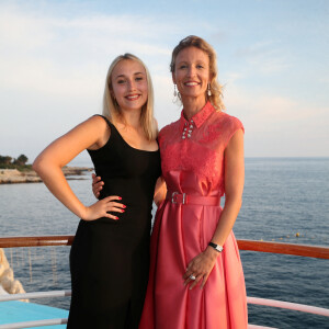 Exclusif - Alexandra Lamy et sa fille Chloé Jouannet - 6ème gala annuel de l'unité d'Antibes Juan les Pins, Vallauris, Golfe Juan, de la Croix Rouge française dans le cadre du prestigieux hôtel Eden Roc au Cap d'Antibes, le 2 juin 2018. Plus de 250 convives auront répondu présent à l'invitation de la présidente de l'unité locale. Cette année, c'est l'actrice A. Lamy qui est la marraine de la soirée. Les fonds récoltés pendant cette soirée seront dédiés aux actions sur le terrain au quotidien (centre de santé, aide alimentaire, samu social, insertion professionnelle des jeunes, formations aux premiers secours) ainsi que à l'achat de matériel d'urgence et de secours. © Franck Fernandes / Nice Matin / Bestimage