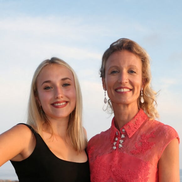 Exclusif - Alexandra Lamy et sa fille Chloé Jouannet - 6ème gala annuel de l'unité d'Antibes Juan les Pins, Vallauris, Golfe Juan, de la Croix Rouge française dans le cadre du prestigieux hôtel Eden Roc au Cap d'Antibes, le 2 juin 2018. Plus de 250 convives auront répondu présent à l'invitation de la présidente de l'unité locale. Cette année, c'est l'actrice A. Lamy qui est la marraine de la soirée. Les fonds récoltés pendant cette soirée seront dédiés aux actions sur le terrain au quotidien (centre de santé, aide alimentaire, samu social, insertion professionnelle des jeunes, formations aux premiers secours) ainsi que à l'achat de matériel d'urgence et de secours. © Franck Fernandes / Nice Matin / Bestimage