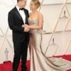 Scarlett Johansson et son fiancé Colin Jost lors du photocall des arrivées de la 92ème cérémonie des Oscars 2020 au Hollywood and Highland à Los Angeles, Californie, Etats-Unis, le 9 février 2020. 