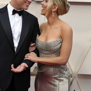 Scarlett Johansson et son fiancé Colin Jost lors du photocall des arrivées de la 92ème cérémonie des Oscars 2020 au Hollywood and Highland à Los Angeles, Californie, Etats-Unis, le 9 février 2020. 