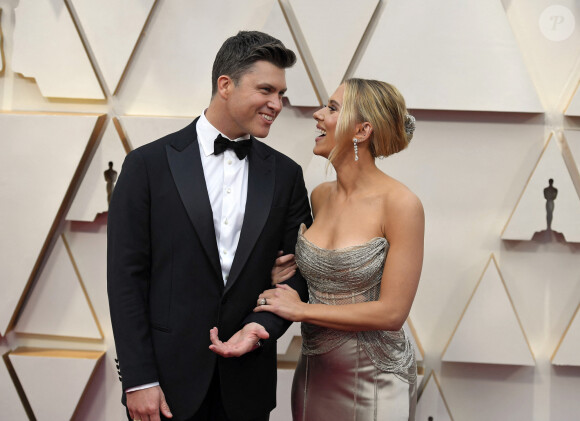 Scarlett Johansson et son fiancé Colin Jost lors du photocall des arrivées de la 92ème cérémonie des Oscars 2020 au Hollywood and Highland à Los Angeles, Californie, Etats-Unis, le 9 février 2020. 