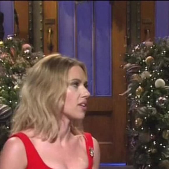 Scarlett Johansson dans l'émission Saturday Night Live avec Colin Jost