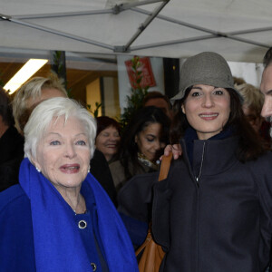 Line Renaud, Samuel Labarthe et sa femme Helene Medigue, Brigitte Kuster (Maire du 17eme arrdt de Paris) - Devoilement de la plaque en hommage a Loulou Gaste au 8 rue Saint-Ferdinand dans le 17eme arrondissement de Paris. Le 29 janvier 2014