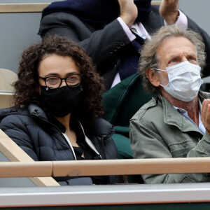 Exclusif - Stéphane Freiss, séparé de sa femme Ursula, s'affiche très proche d'une jeune femme lors des Internationaux de France de tennis à Roland Garros. Paris, le 1er Octobre 2020 © Dominique Jacovides / Bestimage 