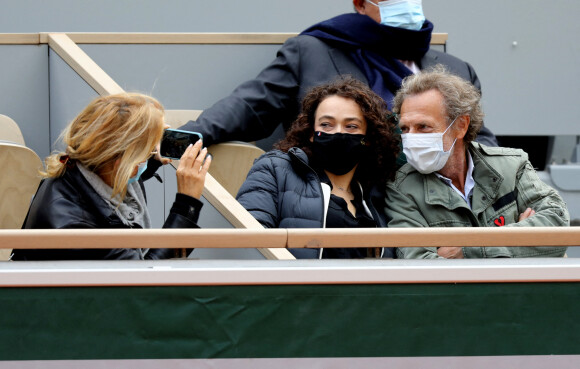 Exclusif - Stéphane Freiss, séparé de sa femme Ursula, s'affiche très proche d'une jeune femme lors des Internationaux de France de tennis à Roland Garros. Paris, le 1er Octobre 2020 © Dominique Jacovides / Bestimage 