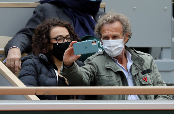 Exclusif - Stéphane Freiss, séparé de sa femme Ursula, s'affiche très proche d'une jeune femme lors des Internationaux de France de tennis à Roland Garros. Paris, le 1er Octobre 2020 © Dominique Jacovides / Bestimage 