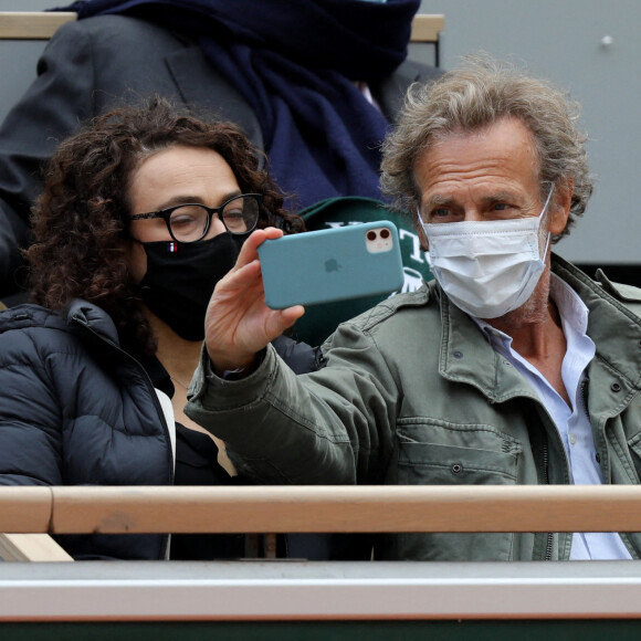 Exclusif - Stéphane Freiss, séparé de sa femme Ursula, s'affiche très proche d'une jeune femme lors des Internationaux de France de tennis à Roland Garros. Paris, le 1er Octobre 2020 © Dominique Jacovides / Bestimage 