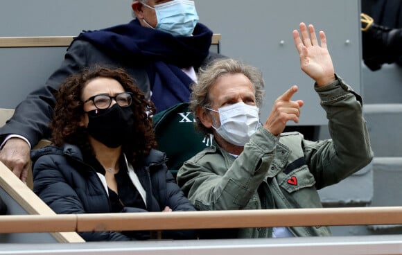 Exclusif - Stéphane Freiss, séparé de sa femme Ursula, s'affiche très proche d'une jeune femme lors des Internationaux de France de tennis à Roland Garros. Paris, le 1er Octobre 2020 © Dominique Jacovides / Bestimage 