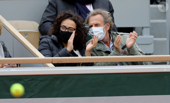 Exclusif - Stéphane Freiss, séparé de sa femme Ursula, s'affiche très proche d'une jeune femme lors des Internationaux de France de tennis à Roland Garros. Paris, le 1er Octobre 2020 © Dominique Jacovides / Bestimage 