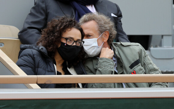 Exclusif - Stéphane Freiss, séparé de sa femme Ursula, s'affiche très proche d'une jeune femme lors des Internationaux de France de tennis à Roland Garros. Paris, le 1er Octobre 2020 © Dominique Jacovides / Bestimage 