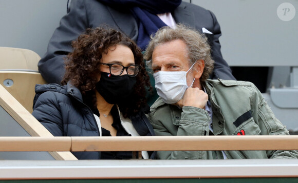 Exclusif - Stéphane Freiss, séparé de sa femme Ursula, s'affiche très proche d'une jeune femme lors des Internationaux de France de tennis à Roland Garros. Paris, le 1er Octobre 2020 © Dominique Jacovides / Bestimage 