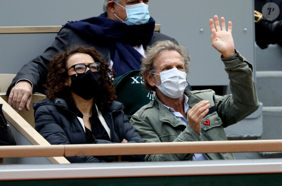 Exclusif - Stéphane Freiss, séparé de sa femme Ursula, s'affiche très proche d'une jeune femme lors des Internationaux de France de tennis à Roland Garros. Paris, le 1er Octobre 2020 © Dominique Jacovides / Bestimage 