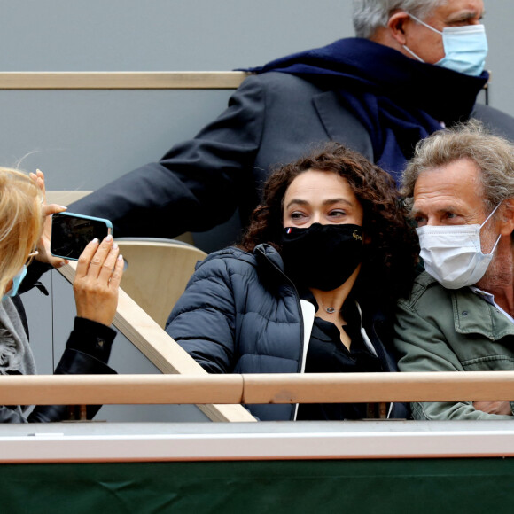 Exclusif - Stéphane Freiss, séparé de sa femme Ursula, s'affiche très proche d'une jeune femme lors des Internationaux de France de tennis à Roland Garros. Paris, le 1er Octobre 2020 © Dominique Jacovides / Bestimage 