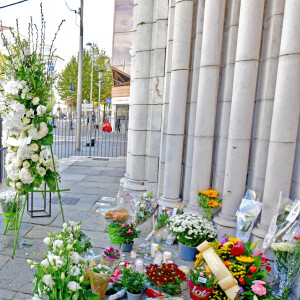 Christian Estrosi, le maire de Nice, et sa femme Laura Tenoudji Estrosi sont venus se recueillir sur le parvis de la Basilique Notre Dame de l'Assomption, le 30 octobre 2020, le lendemain de l'attentat qui a coûté la vie à 3 personnes. © Bruno Bebert / Bestimage 