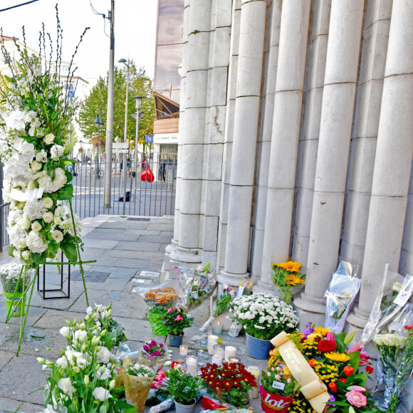 Christian Estrosi, le maire de Nice, et sa femme Laura Tenoudji Estrosi sont venus se recueillir sur le parvis de la Basilique Notre Dame de l'Assomption, le 30 octobre 2020, le lendemain de l'attentat qui a coûté la vie à 3 personnes. © Bruno Bebert / Bestimage 