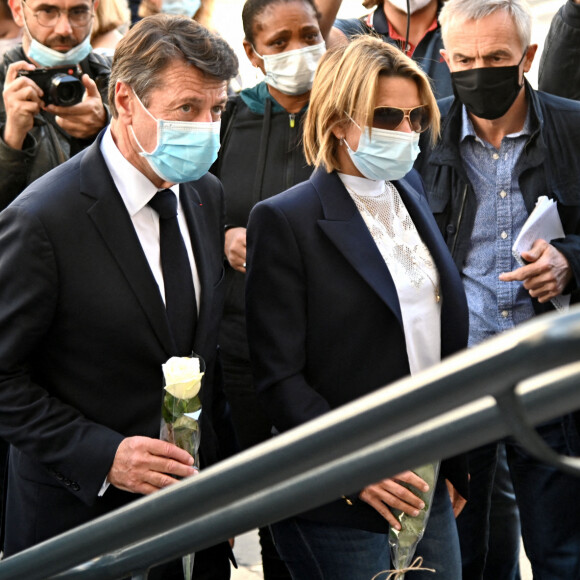 Christian Estrosi, le maire de Nice, et sa femme Laura Tenoudji Estrosi sont venus se recueillir sur le parvis de la Basilique Notre Dame de l'Assomption, le 30 octobre 2020, le lendemain de l'attentat qui a coûté la vie à 3 personnes. © Bruno Bebert / Bestimage 