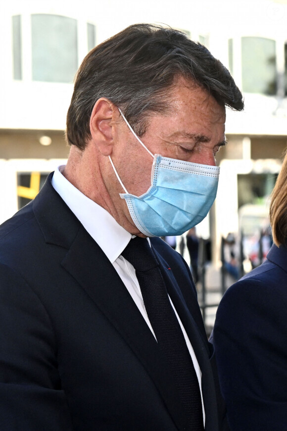 Christian Estrosi, le maire de Nice, et sa femme Laura Tenoudji Estrosi sont venus se recueillir sur le parvis de la Basilique Notre Dame de l'Assomption, le 30 octobre 2020, le lendemain de l'attentat qui a coûté la vie à 3 personnes. © Bruno Bebert / Bestimage 