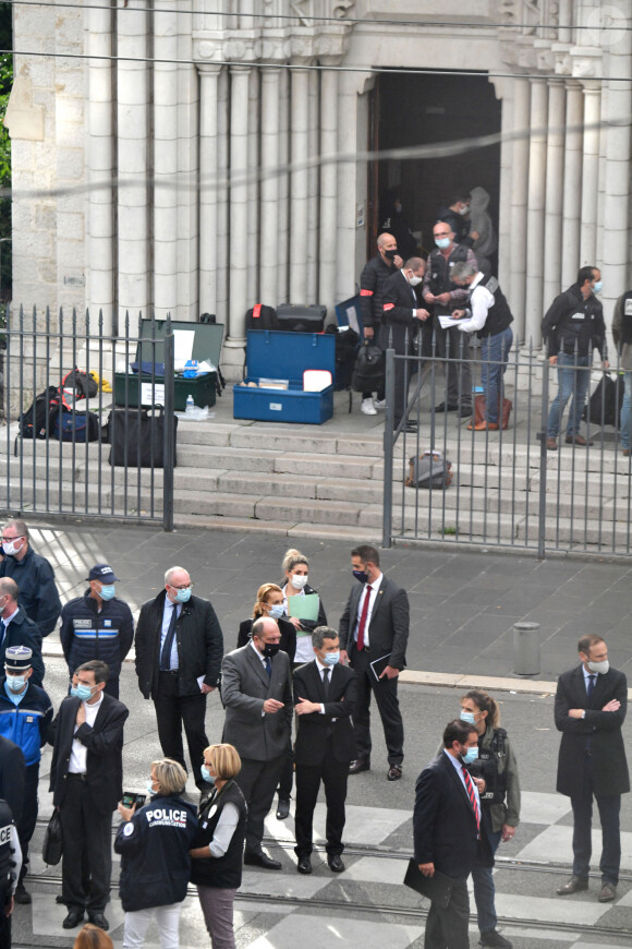 Arrivée du président Emmanuel Macron - Attentat de Nice - Un homme a attaqué au couteau plusieurs personnes au sein de la basilique Notre-Dame de Nice le 29 octobre 2020. Un corps est évacué dans une ambulance des pompiers. Une attaque à l'arme blanche a eu lieu ce jeudi matin dans la basilique Notre-Dame de Nice, faisant au moins trois morts et plusieurs blessés. L'auteur des faits, grièvement blessé, a été interpellé. Le parquet national antiterroriste est saisi. © Bruno Bebert / Bestimage 