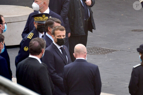 Arrivée du président Emmanuel Macron - Attentat de Nice - Un homme a attaqué au couteau plusieurs personnes au sein de la basilique Notre-Dame de Nice le 29 octobre 2020. Un corps est évacué dans une ambulance des pompiers. Une attaque à l'arme blanche a eu lieu ce jeudi matin dans la basilique Notre-Dame de Nice, faisant au moins trois morts et plusieurs blessés. L'auteur des faits, grièvement blessé, a été interpellé. Le parquet national antiterroriste est saisi. © Bruno Bebert / Bestimage 