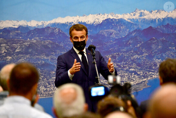 Emmanuel Macron, le président de la république française, est passé au Palais Nikaia à Nice, le 7 octobre 2020, saluer les agents de la ville de Nice et de la Métropole Nice Côte d'Azur, mobilisés depuis le passage de la tempête Alex. © Bruno Bebert / Bestimage 